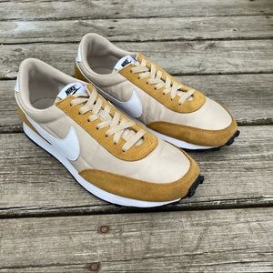 Nike Daybreak, size 9, GUC, rattan/wheat colorway